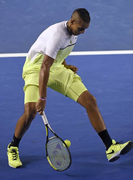 Finezza tecnica dell’australiano Nick Kyrgios, che durante il match degli Australian Open contro Murray fa passare la pallina tra le gambe (Ap)